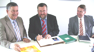 Das Bild zeigt von links nach rechts: Landrat Hagen Jobi, Staatssekretär Karl-Peter Brendel und den Allgemeinen Vertreter Jochen Hagt