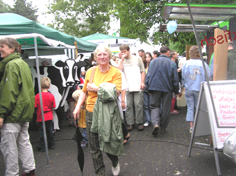 Das Foto zeigt Besucher auf dem Öko- und Bauernmarkt beim Bunten Umwelttag 2005.
