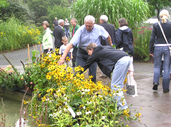 Das Foto zeigt Besucher im Kurpark Nümbrecht beim Bunten Umwelttag 2005.
