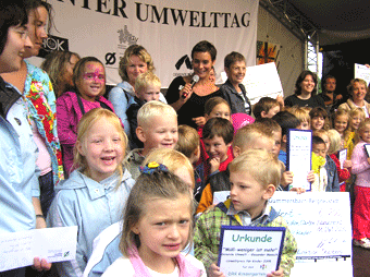 Das Foto zeigt die Gewinner des Umweltpreises für Kinder anlässlich des Bunten Umwelttages 2005.