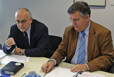 Kreiskämmerer Werner Krüger (l.) und Landrat Jobi stellten die Eckdaten des Kreishaushaltes 2007 vor.