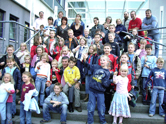 Landrat Hagen Jobi mit den Kindern vor dem Kreishaus