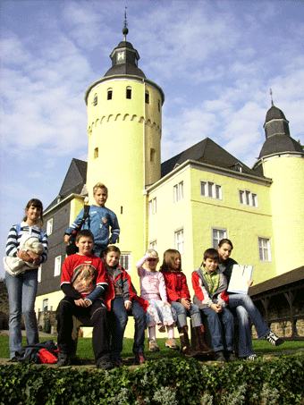 Das Foto zeigt eine Kindergruppe bei der Rallye auf Schloss Homburg