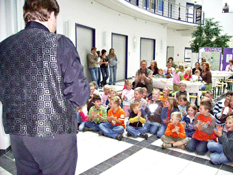 Zauberer Frank Baroth zaubert mit den Kindern im Kreishausfoyer
