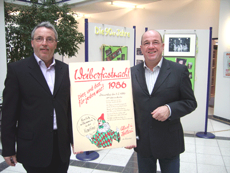 Das Foto zeigt links den Vorsitzenden des Personalrates der Kreisverwaltung Bruno Zenker und den 1. stellvertretenden Vorsitzenden Wilfried Holberg nach der Ausstellungseröffnung im Kreishausfoyer mit dem Sessionsplakat von 1986