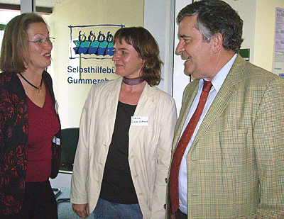 Das Foto zeigt Renate Reccius, Sabine Simon-Ostbomk und Landrat Hagen Jobi, wie sie sich freuen, dass die Türen für das neue Selbsthilfebüro im Gesundheitsamt geöffnet sind.