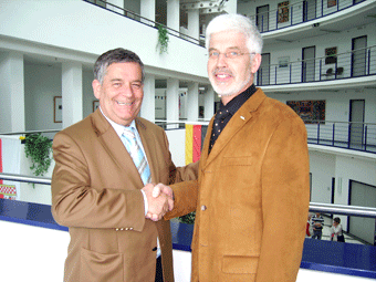 Das Foto zeigt Landrat Hagen Jobi (l.), der Martin Müller herzlich zu seiner Wahl zum Bundesvorsitzenden gratuliert.