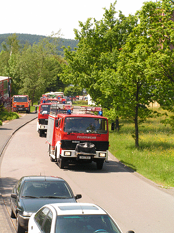 Das Bild zeigt Feuerwehrfahrzeuge