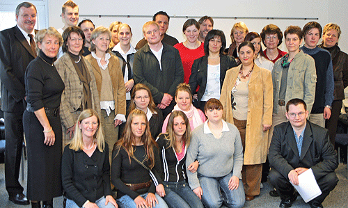 Das Foto zeigt den stellvertretenden Landrat Hans-Otto Gries mit den Absolventinnen und Absolventen.
