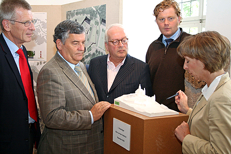 Das Foto zeigt Bürgermeister Bernd Hombach, Landrat Hagen Jobi, Architekt Thomas van den Valentyn, Reimar Molitor - Geschäftsführer der Regionale 2010 - und Museumsdirektorin Dr. Gudrun Sievers-Flägel (v.l.) mit dem Modell des erweiterten Schloss Homburg. (Foto: OBK) 
