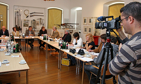 Das Foto zeigt die Pressekonferenz im Jagdsaal von Schloss Homburg. (Foto: OBK)