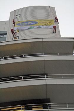 Vier Nikoläuse seilten sich vom Kreishausdach ab, um für den School´s Cup zu werben. (Foto: Oberbergischer Kreis)