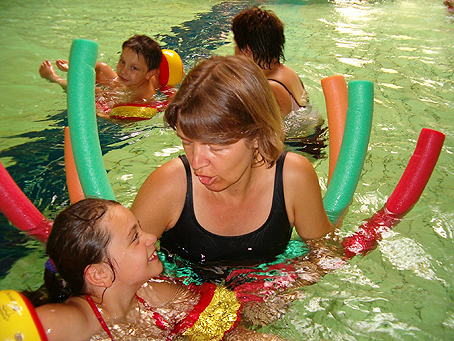 Gemeinsame Aktivitäten mit Kindern, wie zum Beispiel ein Nachmittag im Schwimmbad, tragen zu einer guten Bindung zwischen Eltern und Kindern bei. Hier ist es eine Therapeutin des Hauses früher Hilfen, die mit Kindern schwimmen geht. (Foto: Haus früher Hilfen) 