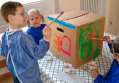 Ein Haus aus einem Pappkarton bauen, bringt nicht nur Spaß sondern macht auch Sinn. Für die Kinder ist es wichtig, mit ihren eigenen Händen etwas Produktives zu schaffen. (Foto: Haus früher Hilfen) 