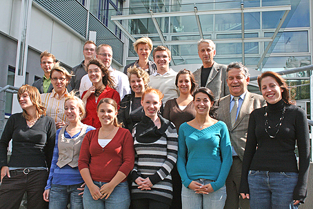 Landrad Hagen Jobi (2.v.r.) begrüßte die neuen Auszubildenden bei der Kreisverwaltung des Oberbergischen Kreises. (Foto: OBK) 