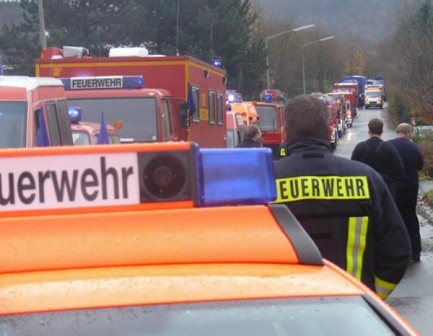 Einsatzfahrzeuge der Feuerwehren Oberberg, Rhein-Berg und Leverkusen auf dem Weg zum DRK Leverkusen. (Foto: Freiwillige Feuerwehr Wiehl) 