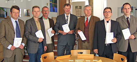 Die Mitglieder des Gemeindepsychiatrischen Verbundes präsentieren das neue Angebots-Verzeichnis. (Foto: Oberbergischer Kreis) 