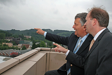 Das Foto zeigt Landrat Hagen Jobi und Minister Breuer (Foto: OBK) 