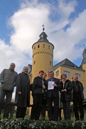 Freude auf Schloss Homburg: Gabriele Funck überreicht Landrat Hagen Jobi den Förderbescheid über 5,6 Millionen Euro. (Foto: Oberbergischer Kreis)
