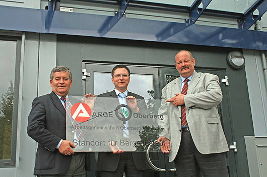 Foto: Landrat Hagen Jobi, Arge-Geschäftsführer Rainer Drescher und Bürgermeister Gerhard Halbe eröffneten den neuen Arge-Standort in Bergneustadt. (Foto:OBK)