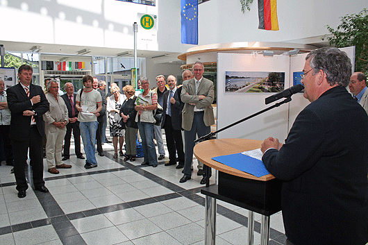 Foto: Landrat Hagen Jobi eröffnet die Ausstellung "20 Jahre VRS" im Foyer des Kreishauses. (Foto: OBK) 