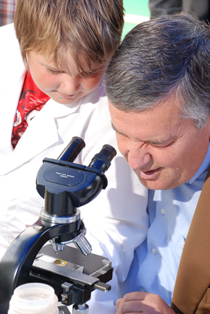 Das Foto zeigt Landrat Hagen Jobi und einen Schüler mit einem Mikroskop. (Foto: OBK) 