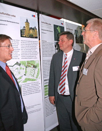 In Ruhe studieren die Landtagsabgeordneten Peter Biesenbach und Bodo Löttgen mit Bürgermeister Bernd Hombach die Präsentation der künftigen Erweiterung und Modernisierung von Schloss Homburg.