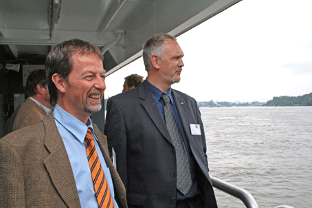 Dr. Klaus Blau und Uwe Stranz, Amtsleiter für Kreis- und Regionalentwicklung, genießen die Fahrt über den Rhein.