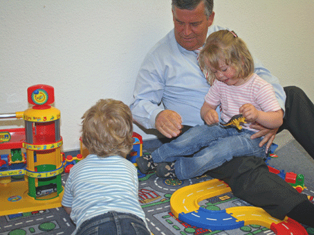 Landrat Hagen Jobi testete die Alltagstauglichkeit des Eltern-Kind-Arbeitszimmers selbst. 