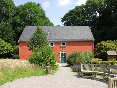 Das Foto zeigt das "Rote Haus" in Nümbrecht, in dem  sich die Biologische Station Oberberg befindet. (Foto: OBK) 