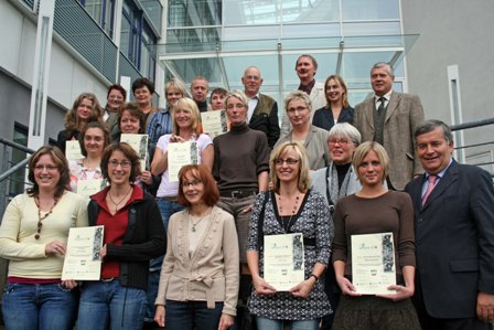Landrat Hagen Jobi (r.) würdigt das Engagement von neun Kindertageseinrichtungen im Kreis mit einer Auszeichnung. (Foto: Oberbergischer Kreis) 