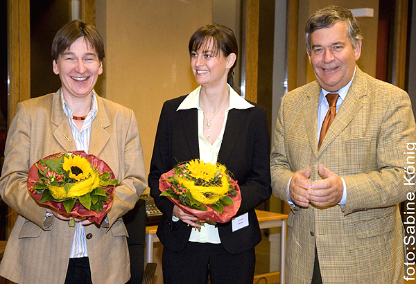 Finanzexpertin Dr. Mechthild Upgang, Moderatorin Alex Pesch und Landrat Hagen Jobi (v.l.) diskutierten mit Unternehmerinnen über weibliche Anlagestrategien. (Foto: Sabine König) 