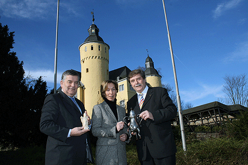 Das Bild zeigt v.l. Landrat Hagen Jobi, Dr. Gudrun Sievers-Flägel und Kölns Oberbürgermeister Fritz Schramma vor Schloss Homburg (Foto: OBK).