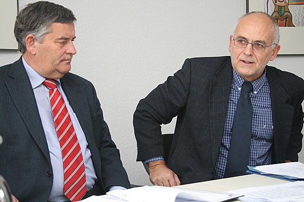 Das Foto zeigt Landrat Hagen Jobi und Kreiskämmerer Werner Krüger 
