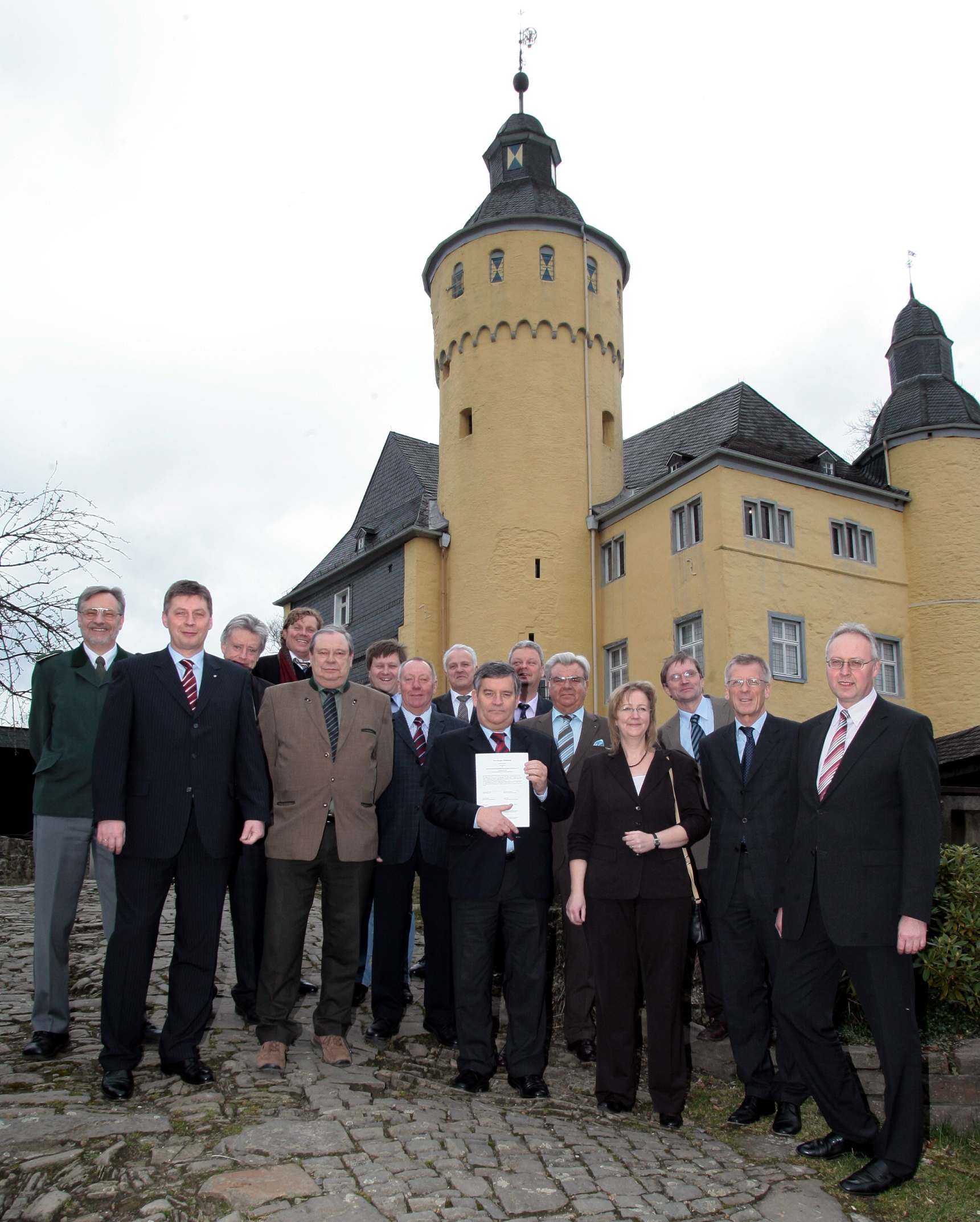 Gruppenfoto vor Schloss Homburg. (Foto: Oberbergischer Kreis/Ising) 