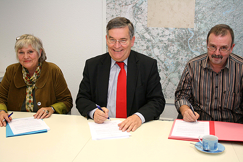 Ulla Gelbert-Knorr von der Freiwilligenbörse, Landrat Hagen Jobi und AWO Geschäftsführer Christian Will unterzeichnen die Kooperationsvereinbarung. (Foto: OBK)