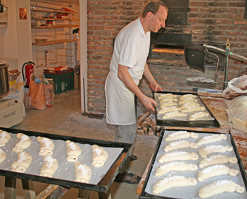 Bäcker Peter Wiese hatte alle Hände voll zu tun. Er schob süße Schlossgespenster, kräftiges Brot und Blechkuchen in den historischen Steinbackofen. (Foto: OBK)