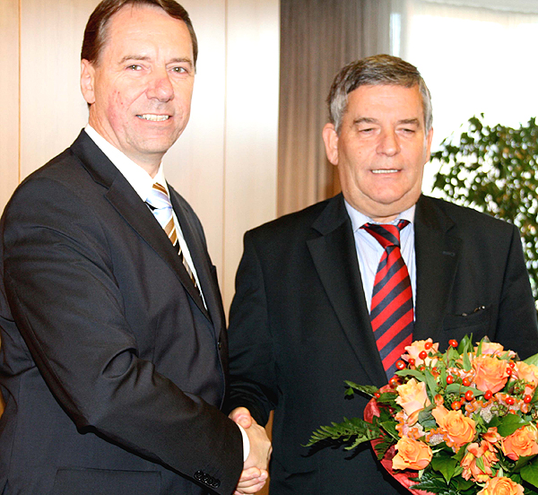Landrat Hagen Jobi gratuliert Jochen Hagt zur Wahl als Kreisdirektor des Oberbergischen kreises (Foto: OBK)