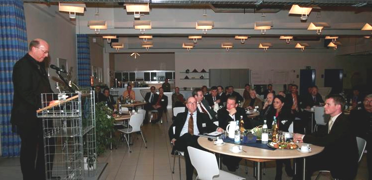Dr. Marenbach stellte rund 70 Teilnehmerinnen und Teilnehmern des 2. KIO Forums das Hückeswagener Unternehmen Pflitsch vor. 