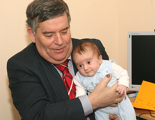 Der kleine Ege machte große Augen angesichts des Besuchs von Landrat Jobi und dem Babybegrüßungsdienstes. (Foto: MK)