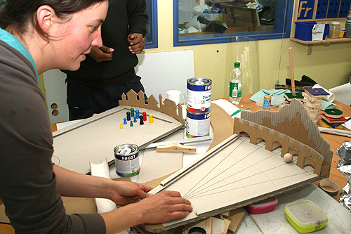 Antje Canzler hat mit ihrem indischen Kollegen verschiedene Murmelbahnen entwickelt. (Foto: OBK)
