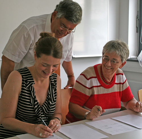Landrat Hagen Jobi freut's: Professor Dr. Ilona Ebbers (l.) und Schulleiterin Elisabeth Witsch (r.) unterzeichnen den Kooperationsvertrag. (Foto: OBK)