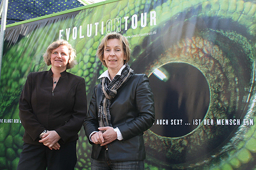 Silke Engel und Dr. Gudrun Sievers-Flägel starten mit der Ausstellung "EVOLUTIonTOUR" in die neue Museumssaison (Foto: OBK)