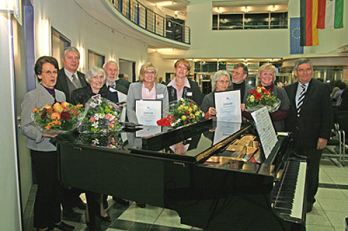 Landrat Hagen Jobi (rechts im Bild) und Sozialdezernent Dr. Jorg Nürmberger (2.v.l.) beglückwünschen die Sieger des Freiwilligen-Förderpreises von 2010 (Foto OBK)   