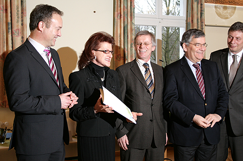 v.l..n.r. Peter Koester, Bürgermeister; Gisela Walsken, RP; Friedhelm Kamps, DJH-Geschäftsführer; Landrat Hagen Jobi; Bodo Löttgen, MdL (Foto: OBK) 