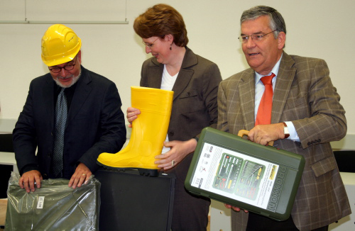 v.l.n.r. Kreisarchivar Gerhard Pomykaj; Dr. Claudia Kauertz, LVR-Archivberatung, und Landrat Hagen Jobi (Foto: OBK)