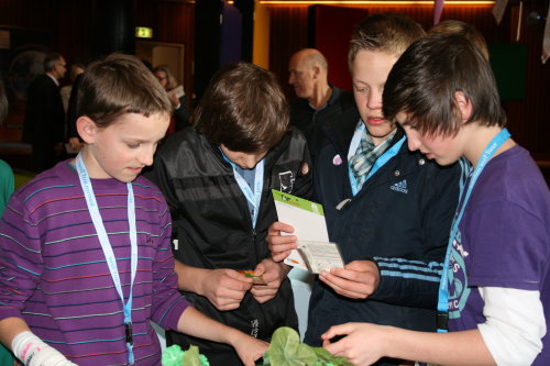 Schüler informieren sich auf dem Erlebnisparcours (Foto:OBK) 