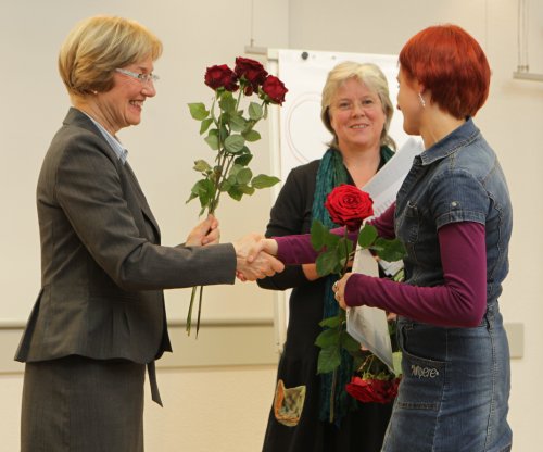 Die Leiterin der Kreisvolksschule Renée Scheer (l.) und Fachbereichsleiterin Marianne Dünn (m.) gratulieren zum erfolgreichen Abschluss (Foto:OBK)
