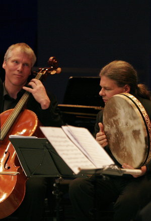 Zwei der "Gentlemen of the Road": Ugur Isik (Cello) und Vladimir Ivanoff (Percussion) (Foto: Judith Haug)