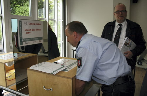 Der Demenzparcours vermittelt Polizeioberkommissar Dirk Dannenberg (l.) und Kreisbrandmeister Frank-Peter Twilling (r.) die Einschränkungen eines Demenz-Erkrankten (Foto:OBK)   